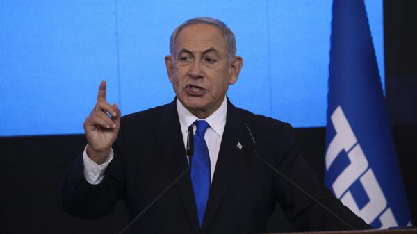 Benjamin Netanyahu, ex-primeiro-ministro israelense e chefe do partido Likud, fala com seus apoiadores após os primeiros resultados das pesquisas de boca de urna para a eleição parlamentar israelense na sede de seu partido em Jerusalém, quarta-feira, 2 de novembro de 2022 - Sputnik Brasil