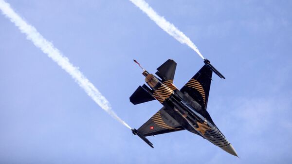 Caça F-16 da Força Aérea turca realiza manobras aéreas durante um show por ocasião da celebração do 38º aniversário da autoproclamada República Turca de Chipre do Norte, 15 de novembro de 2021 - Sputnik Brasil