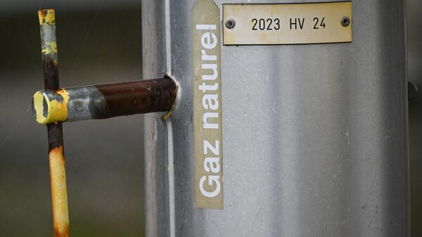 Foto mostra um adesivo com a inscrição gás natural em um cano de gás em uma estação de compressão GRTgaz, em Morelmaison, leste da França, 28 de novembro de 2022 - Sputnik Brasil