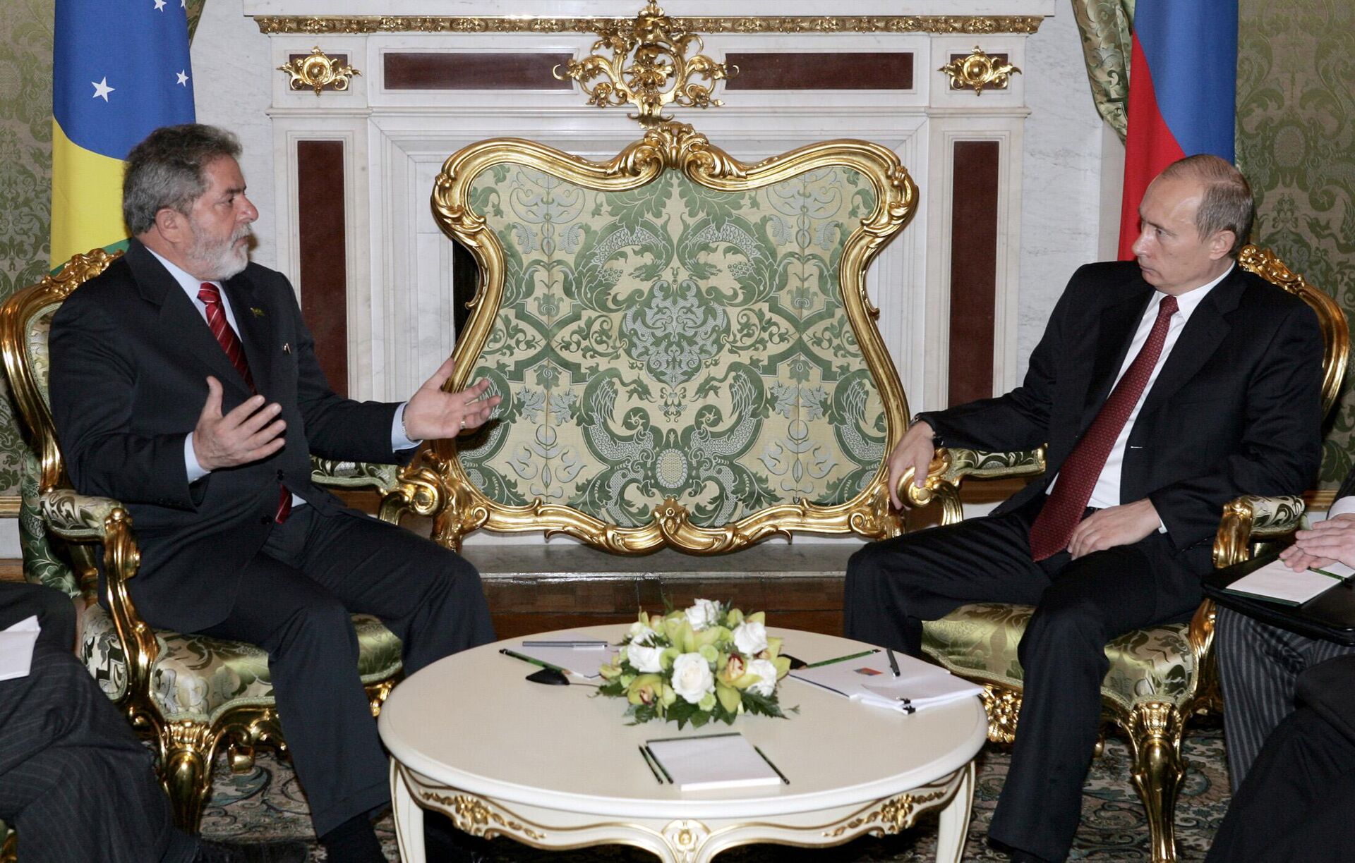 O presidente russo, Vladimir Putin (à direita), ouve o então presidente brasileiro, Luiz Inácio Lula da Silva, durante reunião no Kremlin, em Moscou, em 18 de outubro de 2005 - Sputnik Brasil, 1920, 02.02.2023