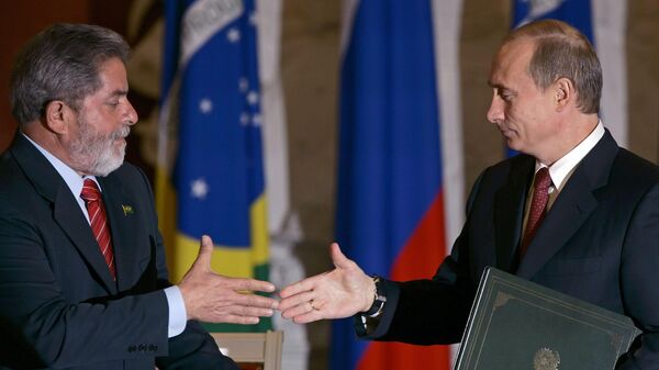O presidente russo, Vladimir Putin (à direita), e o presidente brasileiro, Luiz Inácio Lula da Silva (à esquerda), apertam as mãos durante cerimônia de assinatura no Kremlin. Moscou, 18 de outubro de 2005 - Sputnik Brasil