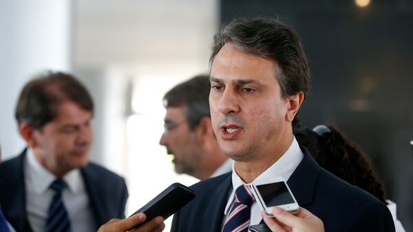 Camilo Santana fala com a imprensa após audiência com a então presidente Dilma Rousseff, no Palácio do Planalto, em Brasília (DF), em 4 de novembro de 2014 - Sputnik Brasil