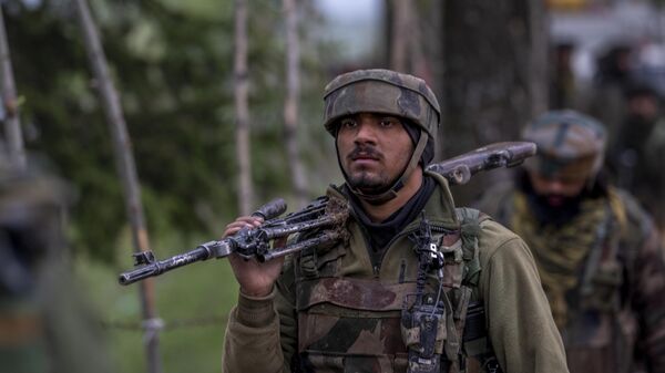 Soldados do Exército indiano caminham em direção a seus veículos enquanto deixam o local de um tiroteio na vila de Malwah, ao norte de Srinagar, Caxemira controlada pela Índia, 22 de abril de 2022 - Sputnik Brasil