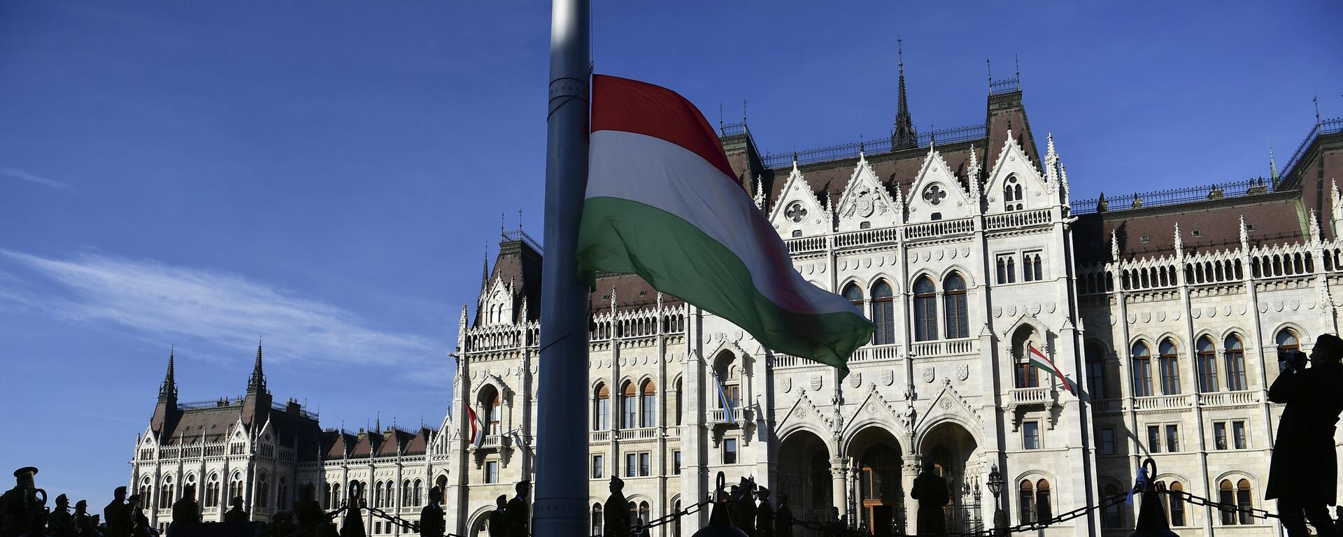 Cerimônia oficial de hasteamento da bandeira para o 66º aniversário da revolta anticomunista húngara de 1956 em frente ao Parlamento da Hungria, em Budapeste, em 23 de outubro de 2022 - Sputnik Brasil, 1920, 20.12.2022