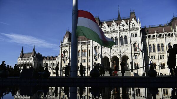 Cerimônia oficial de hasteamento da bandeira para o 66º aniversário da revolta anticomunista húngara de 1956 em frente ao Parlamento da Hungria, em Budapeste, em 23 de outubro de 2022 - Sputnik Brasil