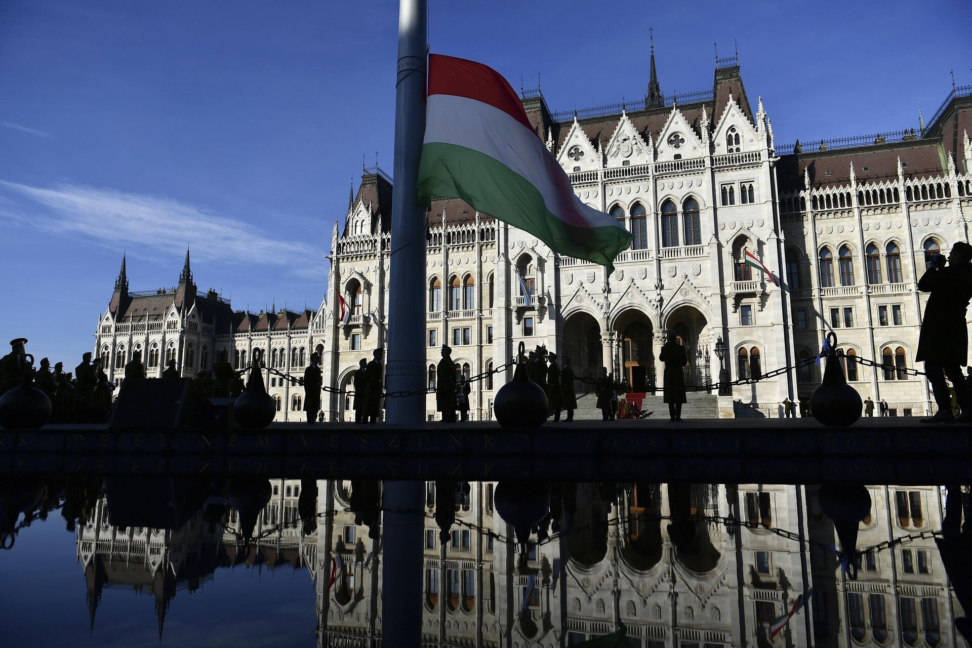 Cerimônia oficial de hasteamento da bandeira para o 66º aniversário da revolta anticomunista húngara de 1956 em frente ao Parlamento da Hungria, em Budapeste, em 23 de outubro de 2022 - Sputnik Brasil, 1920, 23.12.2022