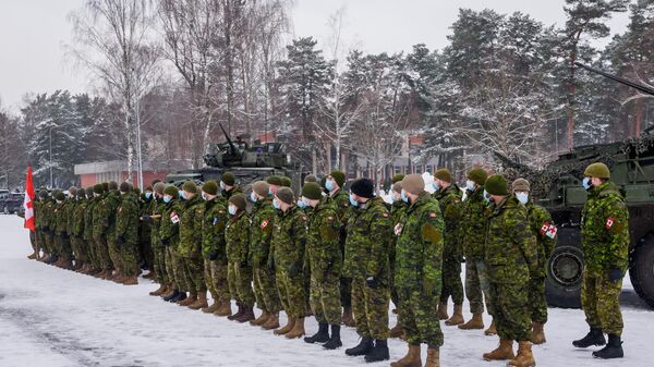 Soldados canadenses são retratados durante uma visita da ministra da Defesa do Canadá em Adazi, Letônia, 3 de fevereiro de 2022 - Sputnik Brasil