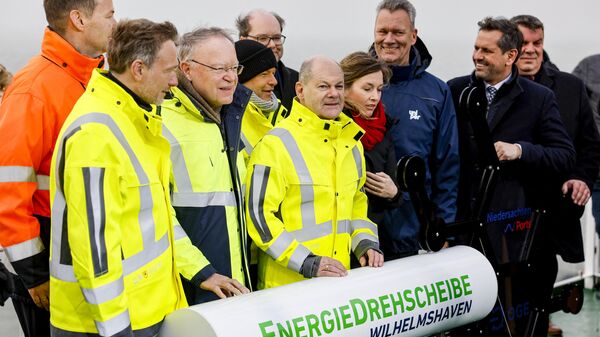 Chanceler da Alemanha, Olaf Scholz, e CEO da Uniper, Klaus-Dieter Maubach, participam em meio a outras autoridades da cerimônia de abertura do terminal de gás natural liquefeito (GNL) da Uniper em Jade Bight em Wilhelmshaven, norte da Alemanha, 17 de dezembro de 2022 - Sputnik Brasil
