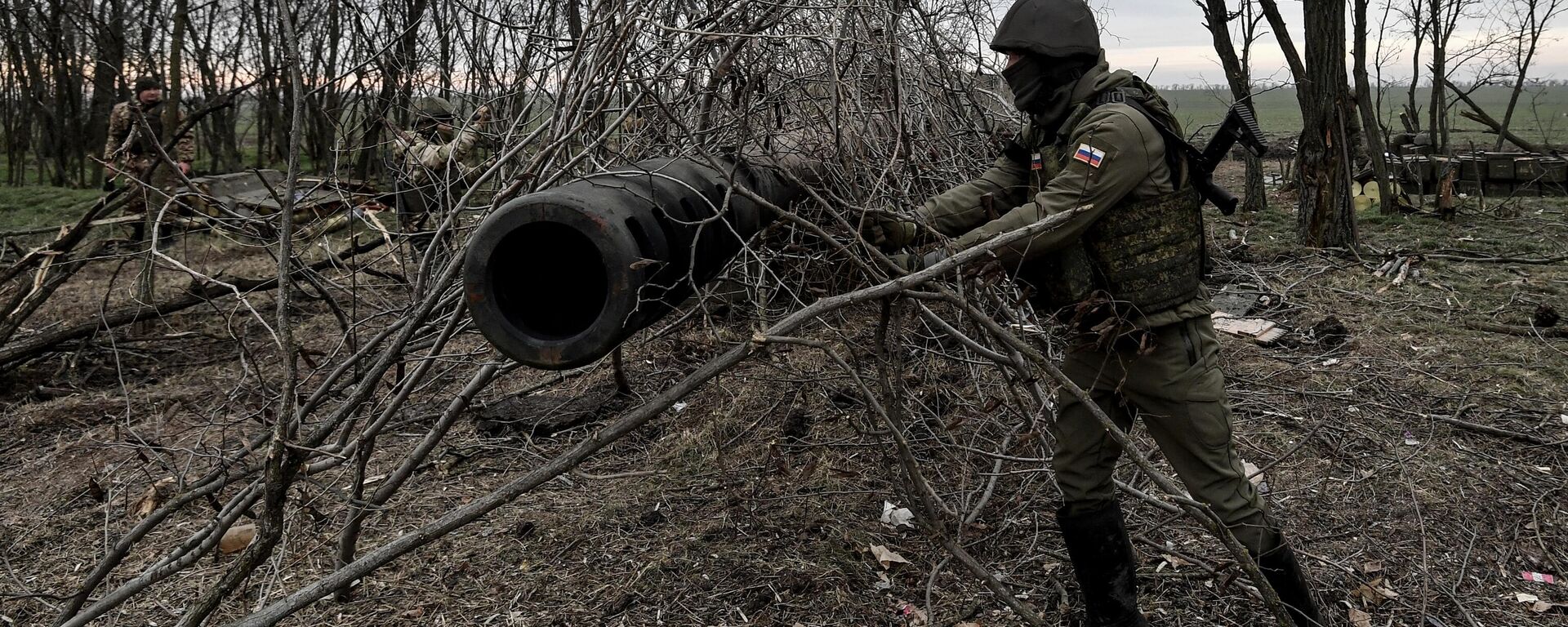 Artilheiros russos colocam camuflagem em obuseiro Giatsint após atacar posições ucranianas na região de Zaporozhie - Sputnik Brasil, 1920, 21.12.2022