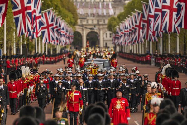 Caixão da rainha britânica Elizabeth II levado para o Palácio de Buckingham após o seu serviço fúnebre na Abadia de Westminster, no centro de Londres, 19 de setembro de 2022. A monarca com mais tempo de reinado, 70 anos, morreu aos 96 anos em 8 de setembro. - Sputnik Brasil