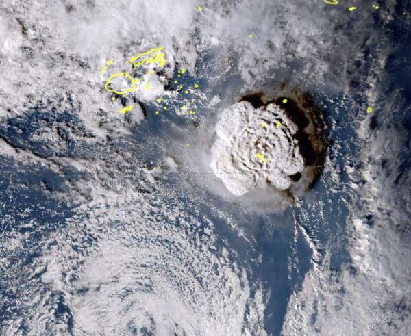 Imagem de satélite mostra erupção da ilha vulcânica Hunga Tonga, no Pacífico, em 15 de janeiro de 2022. Segundo cientistas neozelandeses, foi a maior explosão atmosférica registada na Terra em mais de 100 anos. - Sputnik Brasil