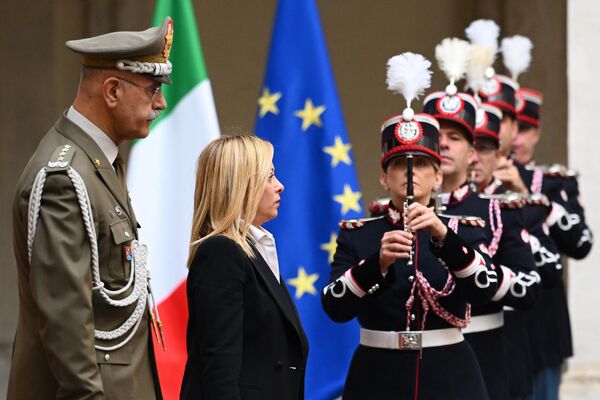 Nova primeira-ministra da Itália, Giorgia Meloni, eleita em 21 de outubro para se tornar a primeira mulher a governar o país, chega à cerimônia de transferência do poder em Roma. - Sputnik Brasil