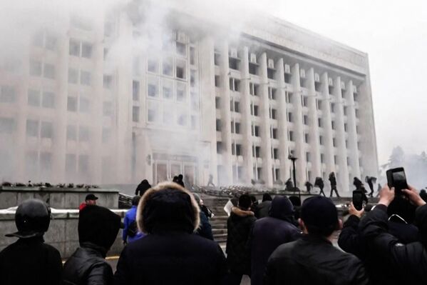 Captura do vídeo feito em 5 de janeiro de manifestantes invadindo a administração de Almaty, maior cidade do Cazaquistão, durante protestos sem precedentes para a nação asiática que eclodiram no dia 3 de janeiro de 2022 devido a um aumento repentino nos preços de gás. - Sputnik Brasil