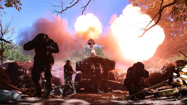 Em 24 de fevereiro, o presidente Vladimir Putin inicia operação militar especial na Ucrânia para proteger a população de Donbass. Na foto, os soldados da Milícia Popular da RPL alvejam posições do Exército ucraniano com obuseiro D-20 de 155 mm - Sputnik Brasil