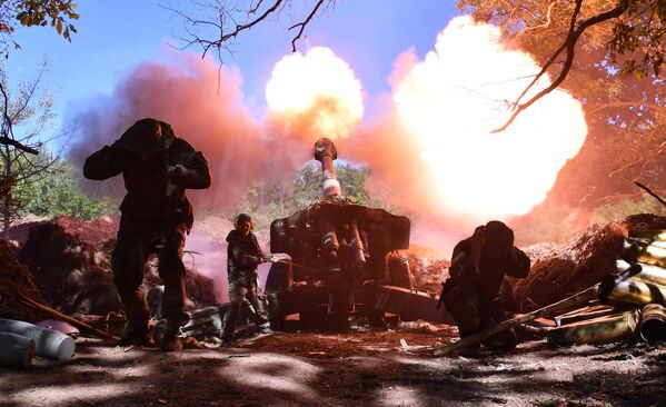 Em 24 de fevereiro, o presidente Vladimir Putin inicia operação militar especial na Ucrânia para proteger a população de Donbass. Na foto, os soldados da Milícia Popular da RPL alvejam posições do Exército ucraniano com obuseiro D-20 de 155 mm. - Sputnik Brasil