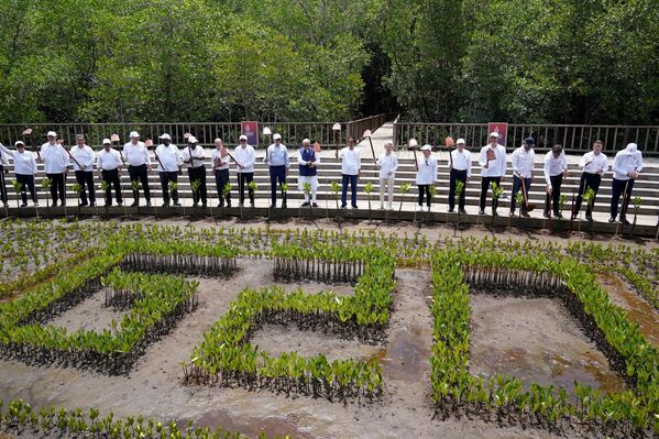 Líderes do G20 levantam enxadas de jardim em foto do grupo durante um evento de plantio de árvores, à margem da cúpula do G20 em Bali, Indonésia, 16 de novembro de 2022. - Sputnik Brasil