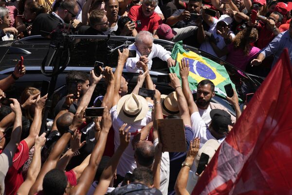 Luiz Inácio Lula da Silva, presidente eleito do Brasil no segundo turno da corrida presidencial em 30 de outubro, saúda seus apoiadores em São Paulo. - Sputnik Brasil