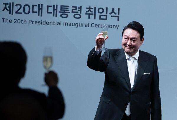 Presidente recém-eleito da Coreia do Sul, Yoon Suk-yeol, que ganhou a eleição no país em 9 de março, propõe um brinde aos hóspedes estrangeiros em um jantar inaugural. - Sputnik Brasil