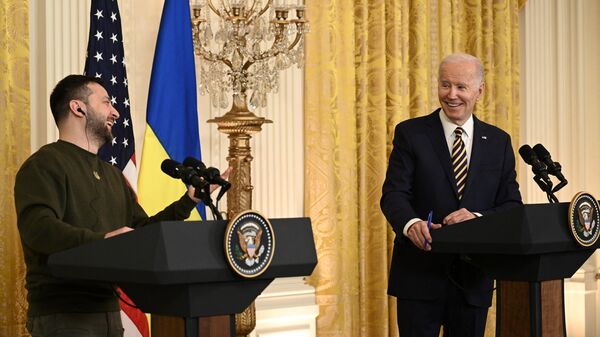Vladimir Zelensky, presidente da Ucrânia (à esquerda) e Joe Biden, presidente dos EUA (à direita), durante coletiva de imprensa na Casa Branca em Washington, EUA, 21 de dezembro de 2022 - Sputnik Brasil