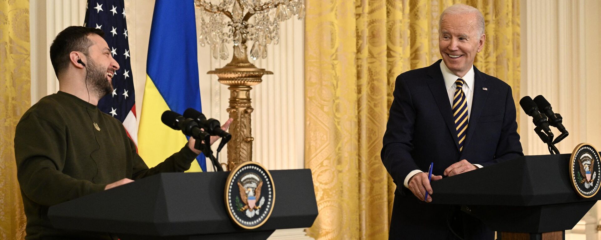 Vladimir Zelensky, presidente da Ucrânia (à esquerda) e Joe Biden, presidente dos EUA (à direita), durante coletiva de imprensa na Casa Branca em Washington, EUA, 21 de dezembro de 2022 - Sputnik Brasil, 1920, 08.01.2023