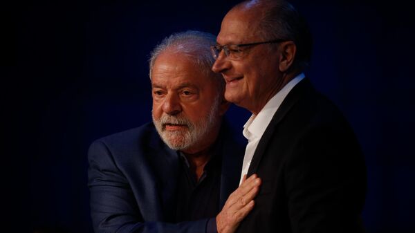 O presidente eleito, Luiz Inácio Lula da Silva (PT, à esquerda), ao lado do vice-presidente eleito, Geraldo Alckmin (PSB), em 13 de novembro de 2022 - Sputnik Brasil