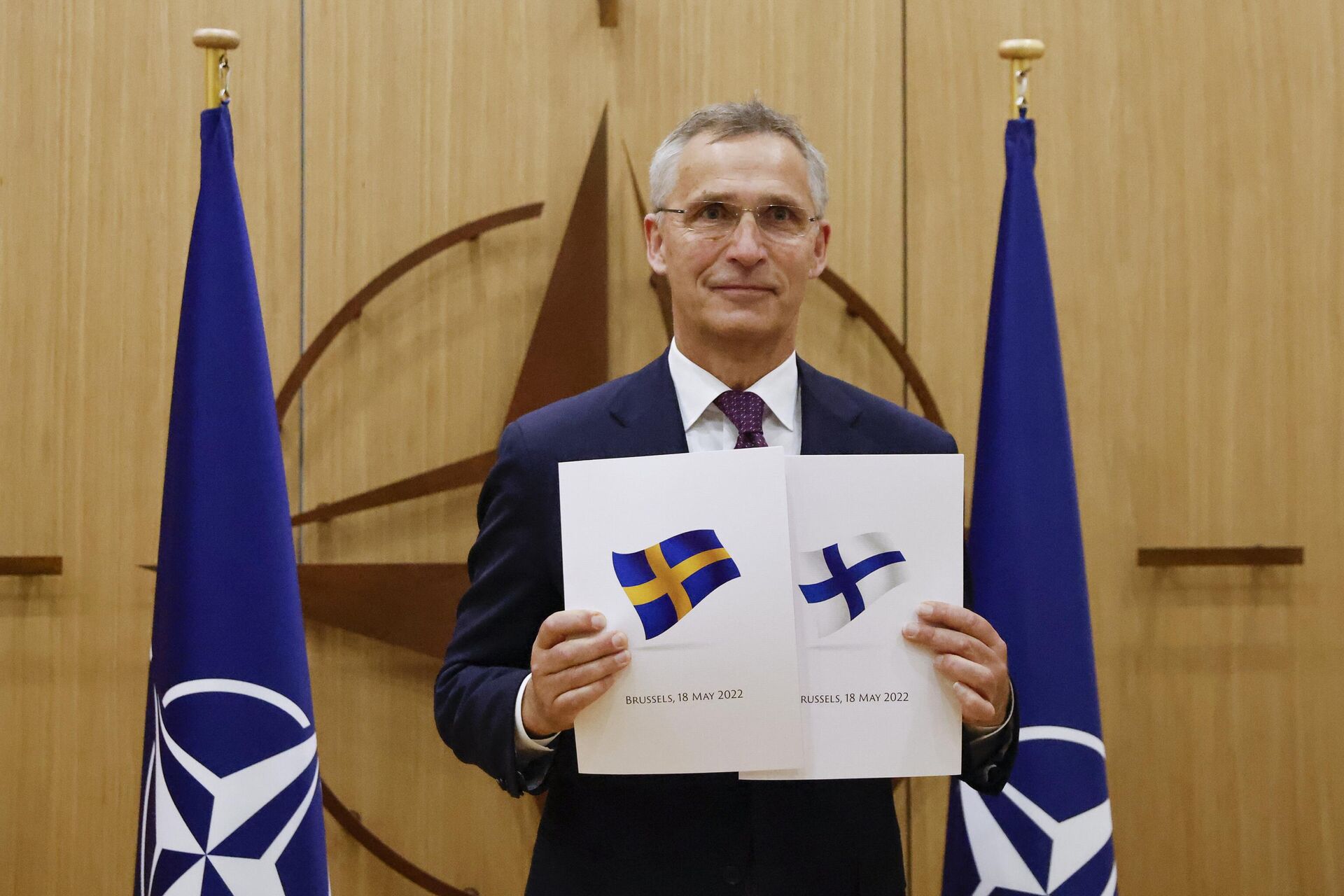 Secretário-geral da OTAN, Jens Stoltenberg, mostra documentos da solicitação da Suécia e Finlândia para aderirem à Aliança Atlântica, Bruxelas, Bélgica, 18 de maio de 2022 - Sputnik Brasil, 1920, 28.12.2022
