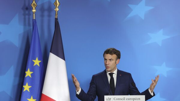 Emmanuel Macron, presidente da França, fala durante coletiva da mídia em cúpula da União Europeia em Bruxelas, Bélgica, 15 de dezembro de 2022 - Sputnik Brasil