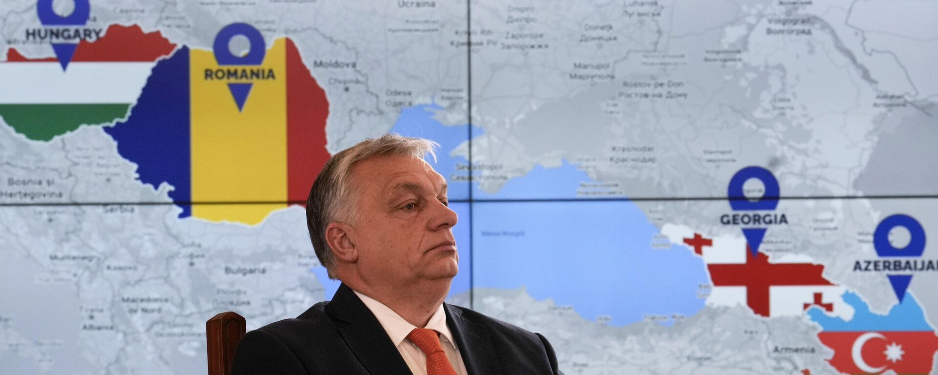 O primeiro-ministro húngaro, Viktor Orbán, tem como pano de fundo uma tela que mostra os países que assinaram uma parceria estratégica de energia no palácio presidencial Cotroceni em Bucareste, Romênia, 17 de dezembro de 2022 - Sputnik Brasil, 1920, 22.12.2022