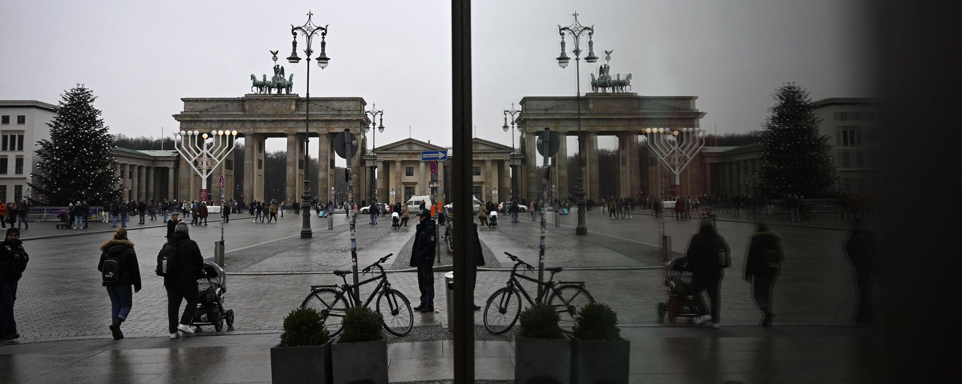 Praça em frente ao Portão de Brandenburg em Berlim, Alemanha, 21 de dezembro de 2022 - Sputnik Brasil, 1920, 23.12.2022