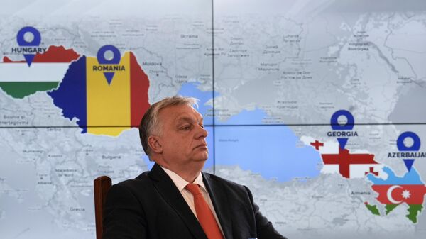 Primeiro-ministro húngaro, Viktor Orbán, à frente de tela que mostra países do Leste Europeu que assinaram um pacto energético, em 17 de dezembro de 2022 - Sputnik Brasil