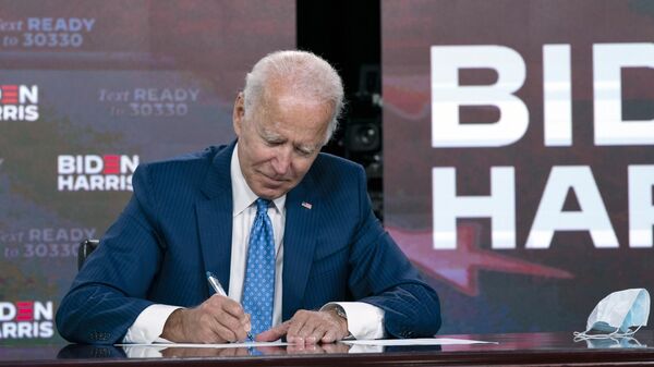 Joe Biden, assina os documentos necessários para receber a indicação democrata para presidente dos Estados Unidos em Wilmington (foto de arquivo) - Sputnik Brasil