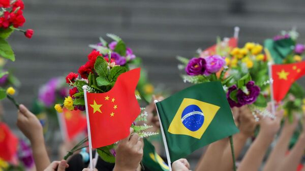 Crianças agitam bandeiras e flores nacionais do Brasil e da China para dar as boas-vindas ao presidente do Brasil, Michel Temer, durante uma cerimônia de boas-vindas do lado de fora do Grande Salão do Povo em Pequim (foto de arquivo) - Sputnik Brasil