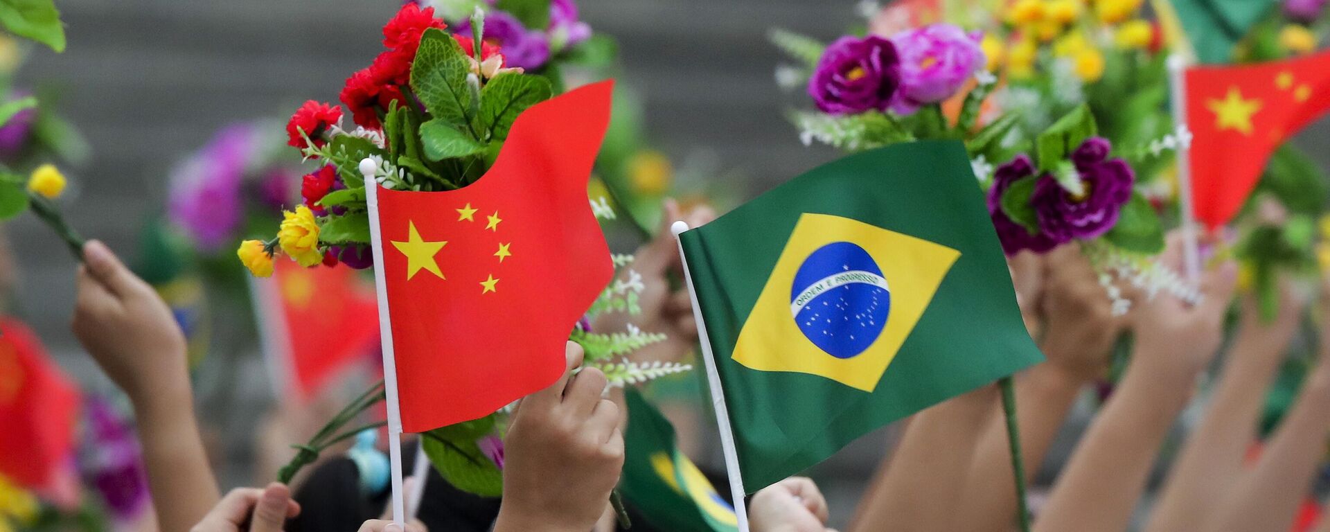 Crianças agitam bandeiras e flores nacionais do Brasil e da China para dar as boas-vindas ao presidente do Brasil, Michel Temer, durante uma cerimônia de boas-vindas do lado de fora do Grande Salão do Povo em Pequim (foto de arquivo) - Sputnik Brasil, 1920, 30.03.2023