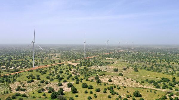 Turbinas eólicas do primeiro parque eólico em grande escala de Taiba Ndiaye, do Senegal (Parc Eolien Taiba Ndiaye em francês ou PETN), perto da comunidade Taiba N'Diaye, oeste do Senegal, 23 de outubro de 2019 - Sputnik Brasil