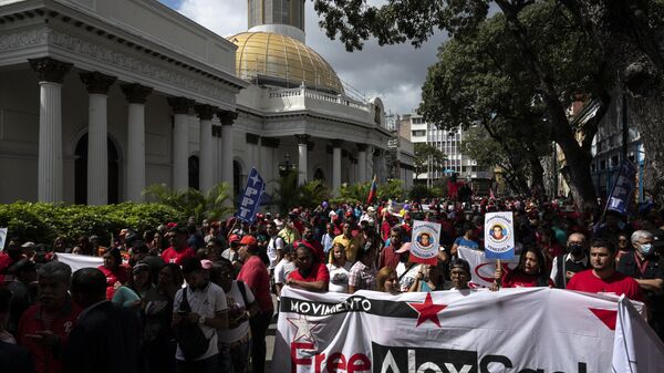 Membros do movimento Libertar Alex Saab marcham a favor do empresário e enviado especial da Venezuela em frente à Assembleia Nacional em Caracas, Venezuela, 16 de dezembro de 2022 - Sputnik Brasil