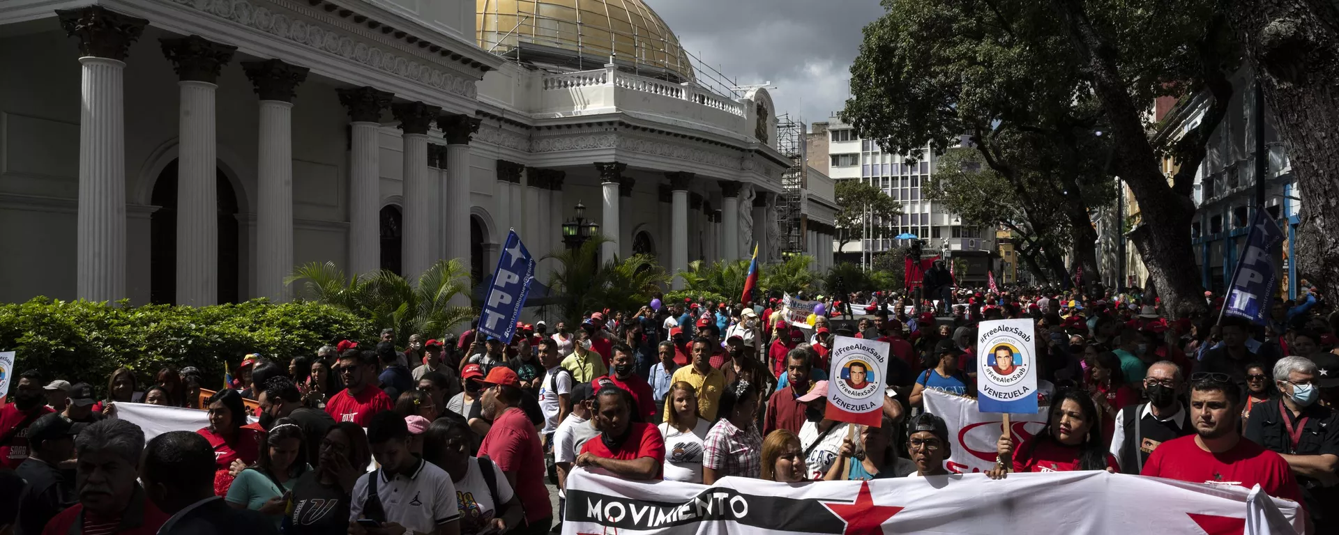 Membros do movimento Libertar Alex Saab marcham a favor do empresário e enviado especial da Venezuela em frente à Assembleia Nacional em Caracas, Venezuela, 16 de dezembro de 2022 - Sputnik Brasil, 1920, 25.12.2022