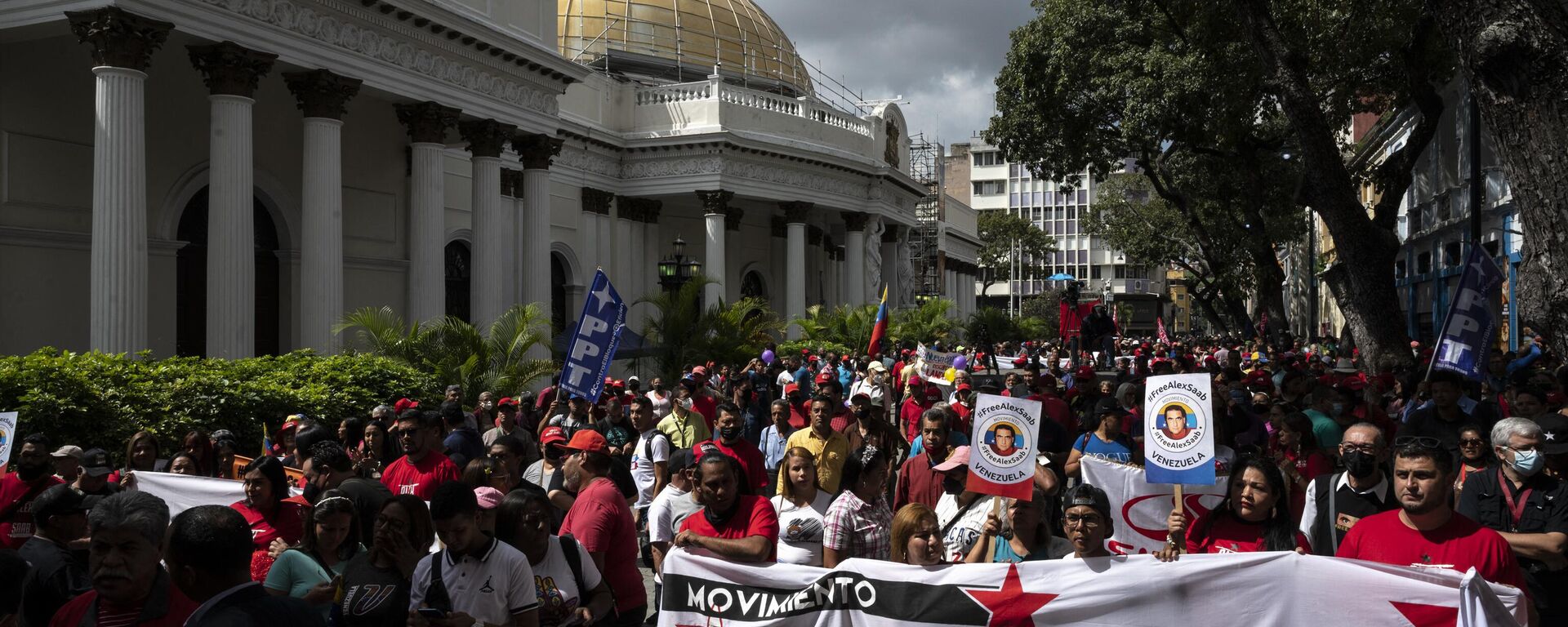 Membros do movimento Libertar Alex Saab marcham a favor do empresário e enviado especial da Venezuela em frente à Assembleia Nacional em Caracas, Venezuela, 16 de dezembro de 2022 - Sputnik Brasil, 1920, 25.12.2022