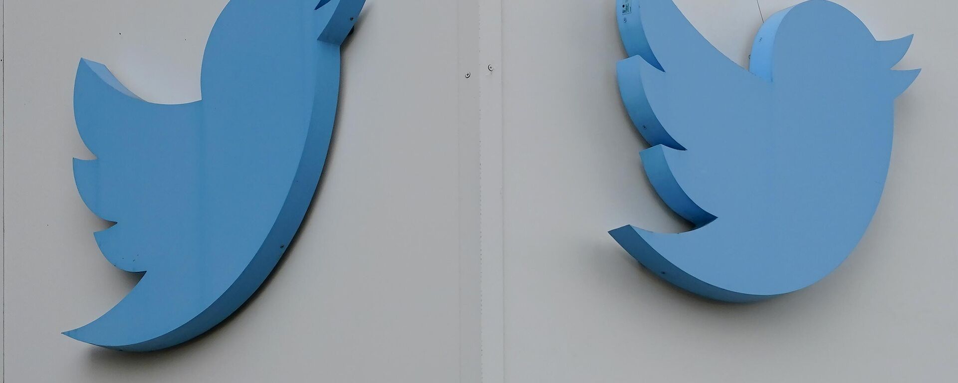 Logotipos do Twitter no prédio da sede da empresa em San Francisco, Califórnia, EUA, 19 de dezembro de 2022 - Sputnik Brasil, 1920, 25.12.2022