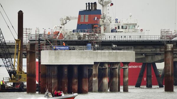 Um barco da polícia passa pelo canteiro de obras do terminal de gás natural liquefeito (GNL) da Uniper em Wilhelmshaven, Alemanha, 15 de novembro de 2022 - Sputnik Brasil