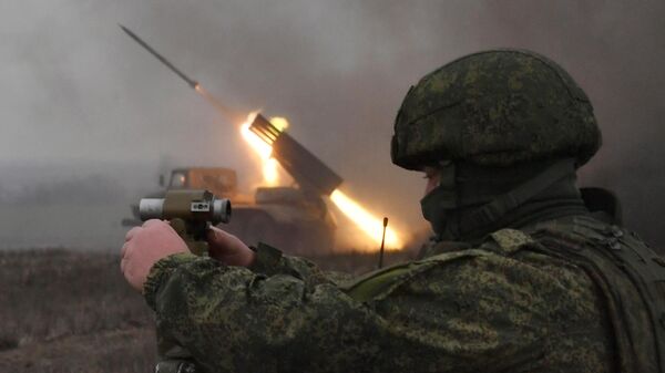 Militar russo opera lançador múltiplo de foguetes BM-21 Grad na área de Zaporozhie - Sputnik Brasil