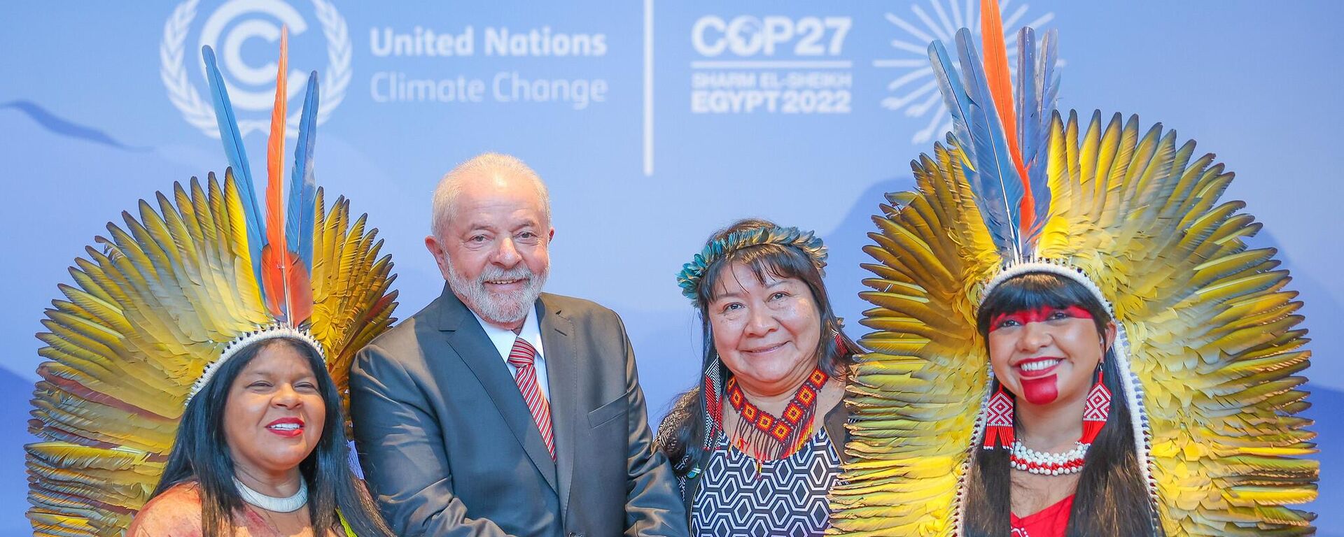 O ex-presidente Luiz Inácio Lula da Silva posa com lideranças indígenas na Conferência das Nações Unidas sobre Mudança Climática de 2022 (COP27), no Egito, após ser eleito, em 17 de novembro de 2022 - Sputnik Brasil, 1920, 27.12.2022