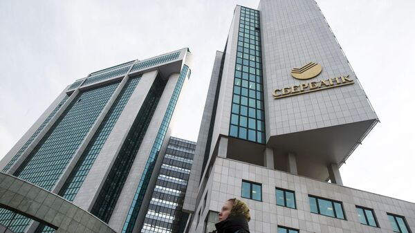 Mulher passa pela sede do Sberbank, no centro de Moscou, na Rússia (foto de arquivo) - Sputnik Brasil