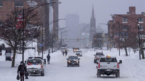 Pessoas e veículos circulam pela rua principal da cidade de Buffalo, em Nova York, em 26 de dezembro de 2022, depois que uma enorme tempestade de neve cobriu a cidade - Sputnik Brasil