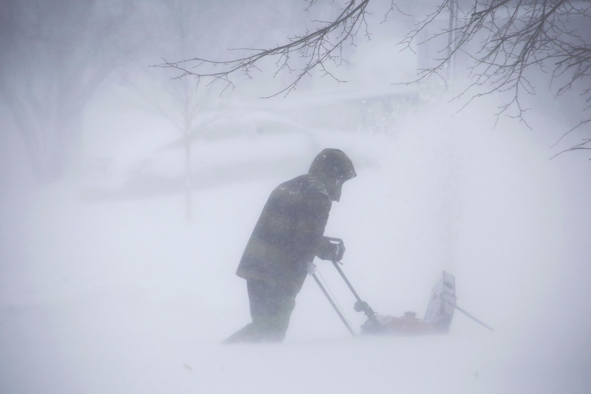 Uma pessoa limpa a neve em Amherst, em Nova York, enquanto uma tempestade de inverno assola o oeste do estado, em 24 de dezembro de 2022 - Sputnik Brasil, 1920, 26.12.2022