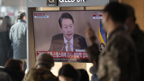 Presidente sul-coreano, Yoon Suk-yeol, discursando em um programa de TV durante uma reunião do Conselho de Gabinete, na estação ferroviária de Seul, Coreia do Sul, 27 de dezembro de 2022 - Sputnik Brasil