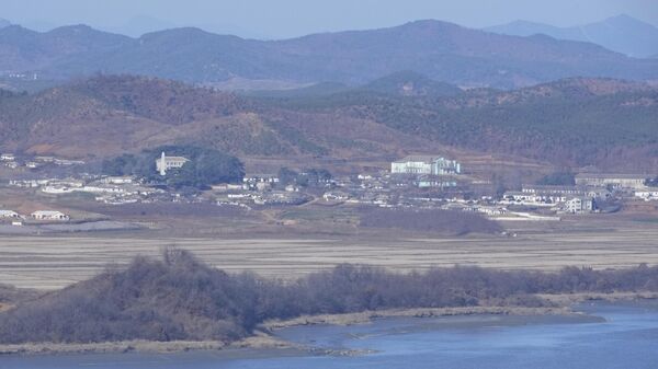 Vilarejo de Kaepoong, Coreia do Norte, na fronteira intercoreana, visto do Posto de Observação da Unificação em Paju, Coreia do Sul, 2 de dezembro de 2022 - Sputnik Brasil