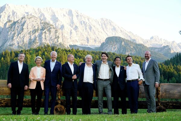 Líderes do G7 posam para foto após o jantar na cúpula nos Alpes de Baviera, Alemanha, 26 de junho de 2022. Durante a reunião, os altos representantes do grupo se comprometeram a reforçar o isolamento econômico da Rússia. - Sputnik Brasil