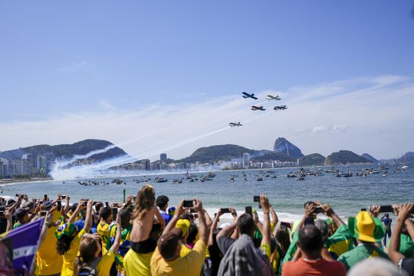 Equipe aérea acrobática sobrevoa a Praia de Copacabana durante desfile militar para marcar as comemorações do bicentenário do país no Rio de Janeiro, 7 de setembro de 2022. - Sputnik Brasil