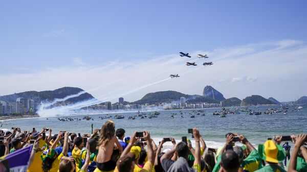 Equipe aérea acrobática sobrevoa a Praia de Copacabana durante desfile militar para marcar as comemorações do bicentenário do país no Rio de Janeiro, 7 de setembro de 2022 - Sputnik Brasil