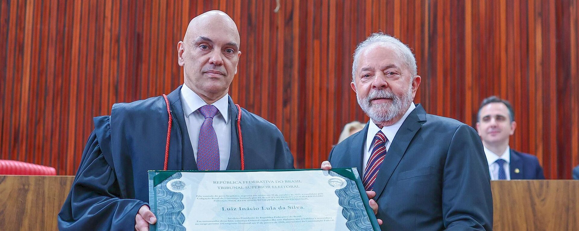 O presidente eleito Luiz Inácio Lula da Silva (PT) é diplomado pelo ministro Alexandre de Moraes, presidente do Tribunal Superior Eleitoral (TSE) - Sputnik Brasil, 1920, 28.12.2022